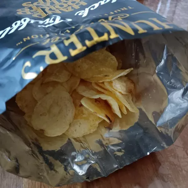 ハンターズ ポテトチップス黒トリュフを開封した写真