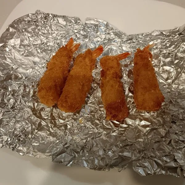 トロナジャパンの海老フライを電子レンジとオーブントースターで加熱した写真