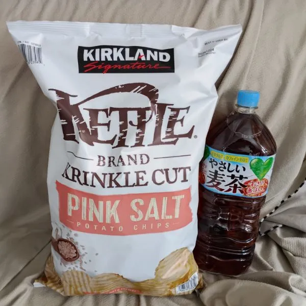 ケトル ピンクソルト ポテトチップスと2mlボトルのサイズ比較