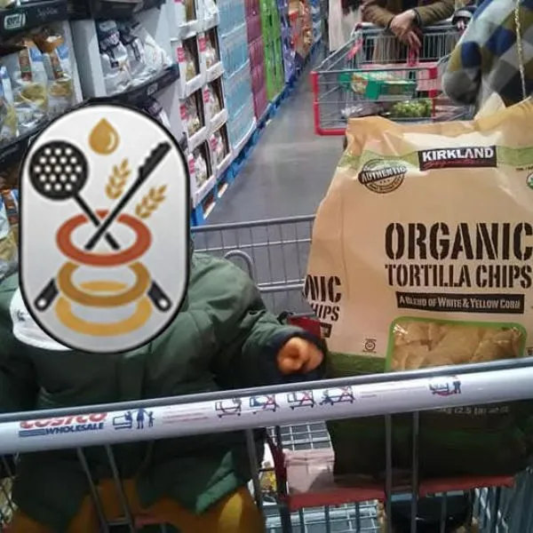 オーガニックトルティーヤチップスと子供のサイズを比較した画像