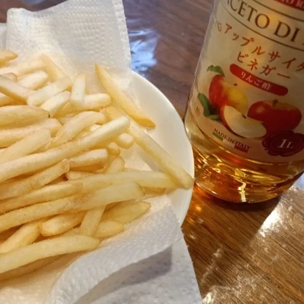 アップルサイダービネガーとフライドポテトの写真